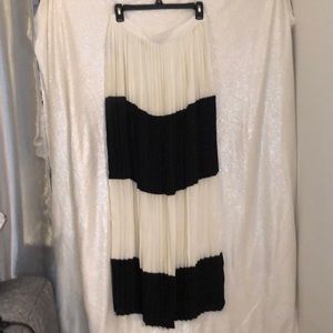 Black/white, pleated maxi skirt
